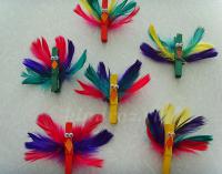 Попугайчики из прищепок и цветных перьев 